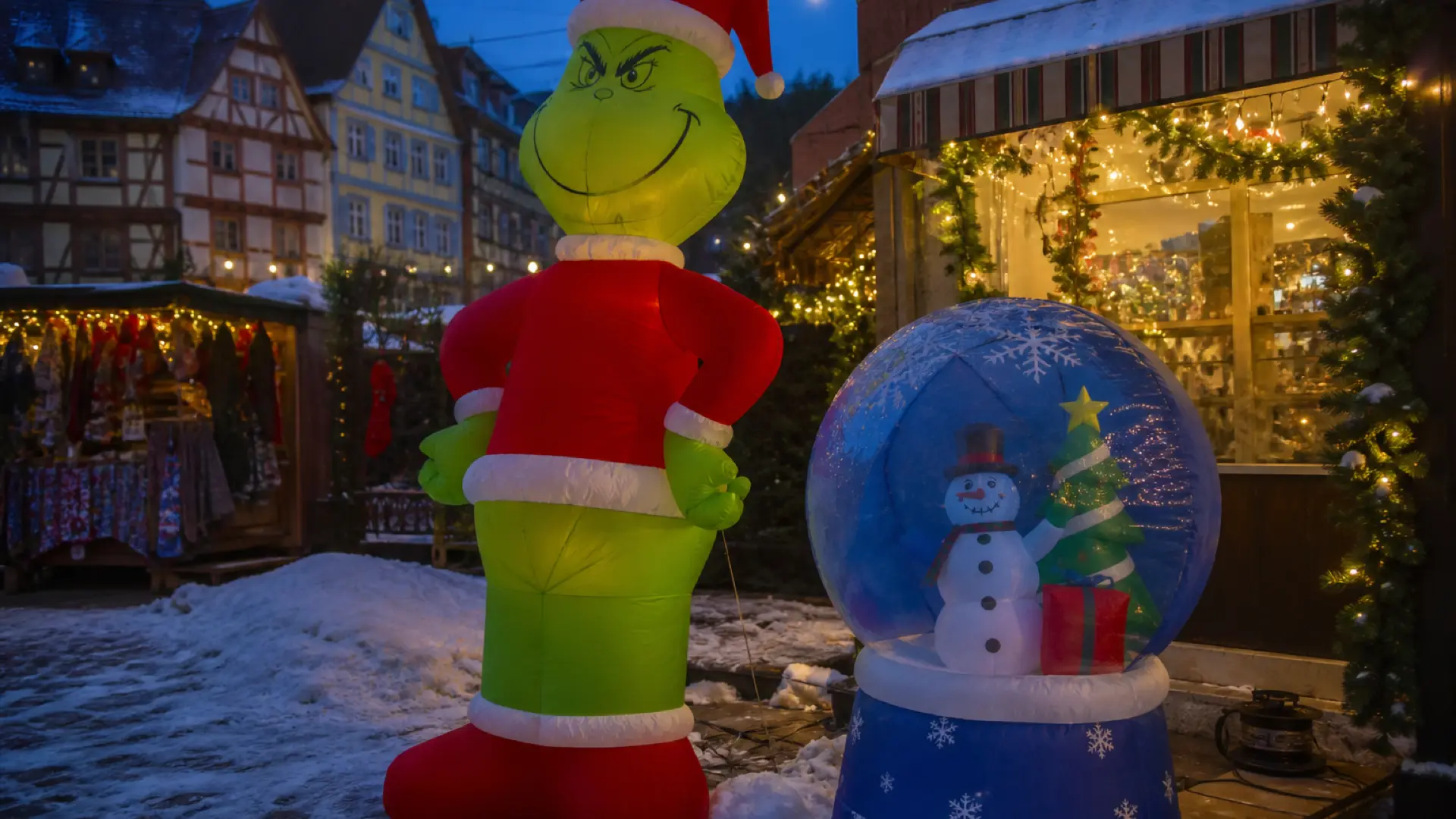 Décorations de Noël gonflables pour détaillants allemands : Grinch, boules à neige et planification des stocks saisonniers