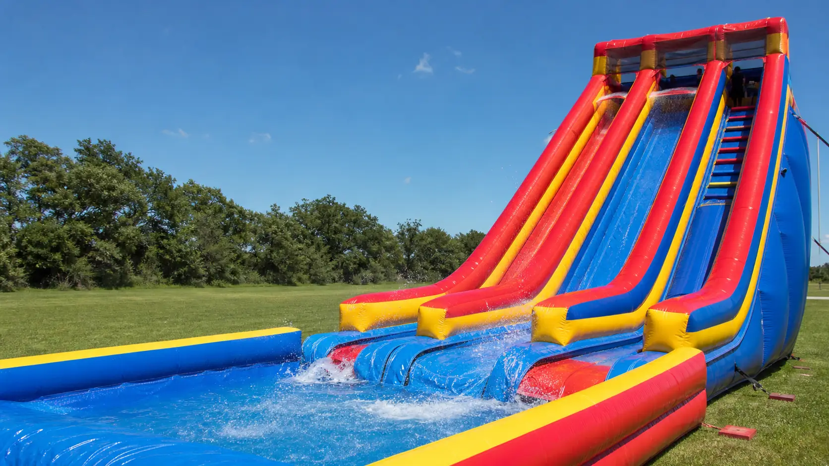 Guide d'achat des toboggans aquatiques gonflables : dragster, vague et piscine de réception pour flottes de location
