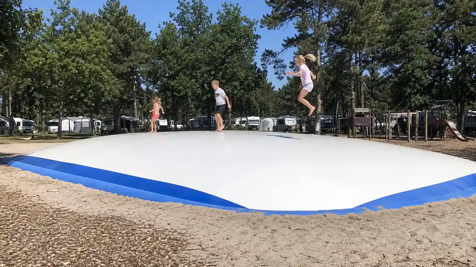 Guide du coussin sauteur gonflable : l'attraction à fort débit pour campings et parcs