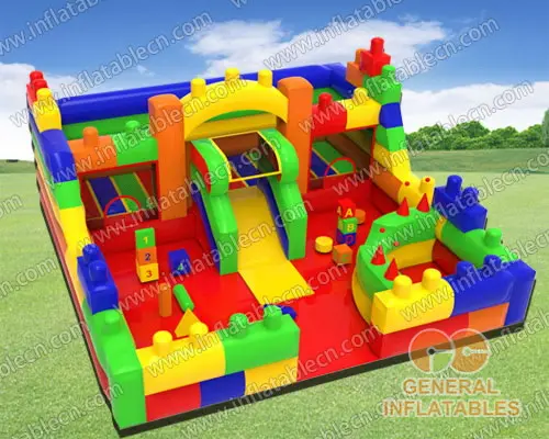  Parco giochi con blocchi di costruzione e softplay